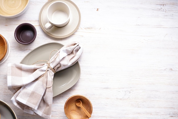 Stół z talerzami i filiżanką